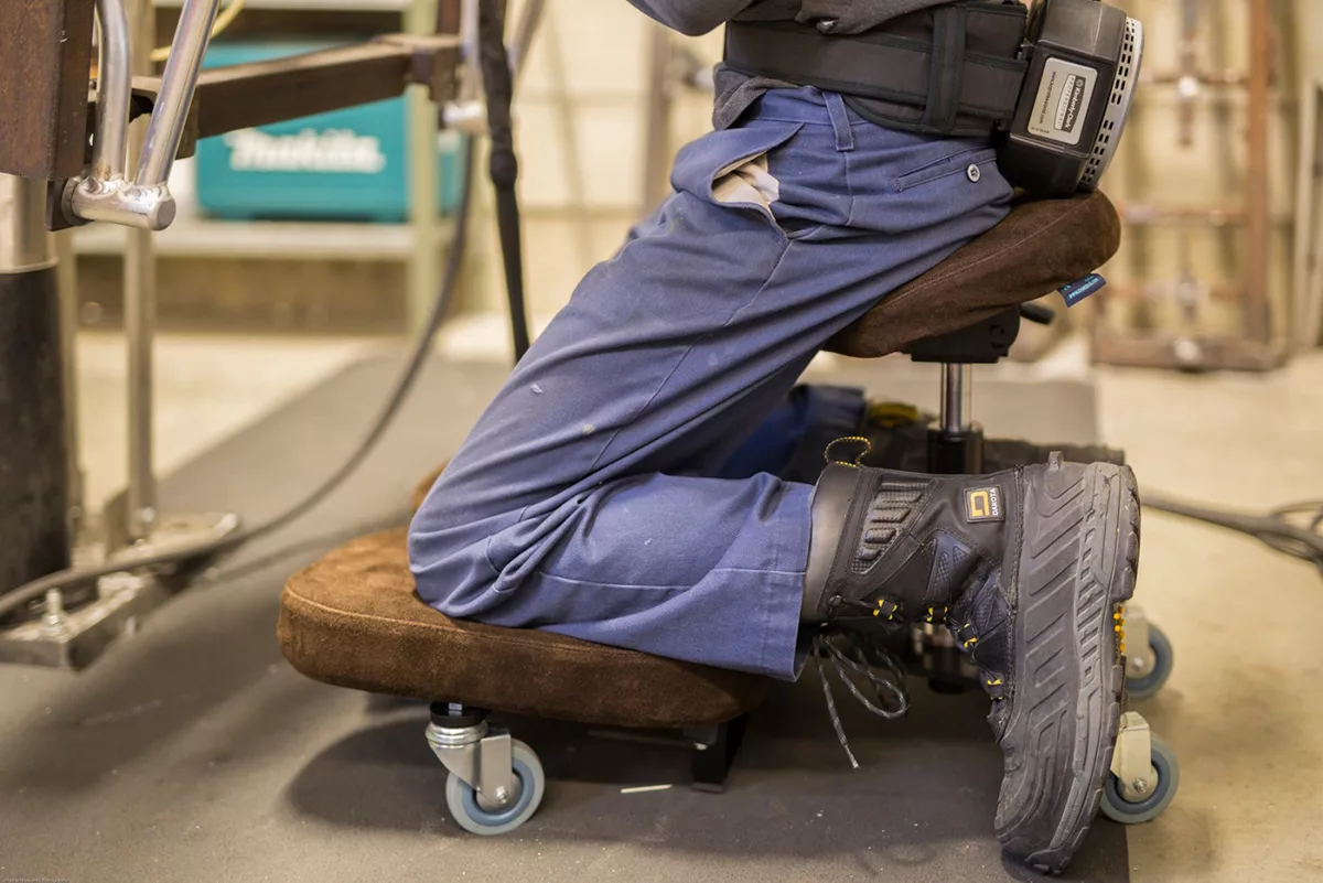 02d41689903bb7786c1d0874c08aea11637886e0_Stag4_assis_72dpi_1200x800.jpg Chaise ergonomique Stag 4 pour soulagement des membres inférieurs