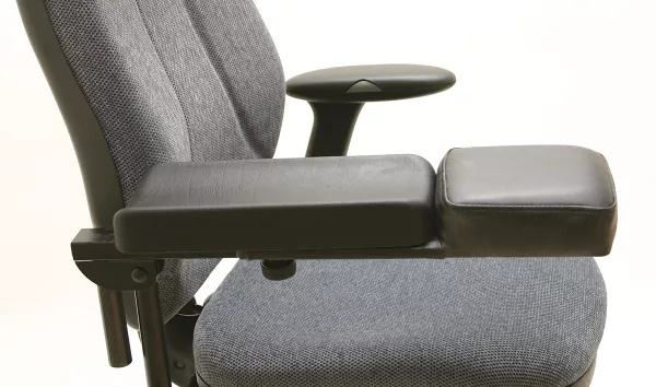 Fauteuil ergonomique pour compenser le handicap Tilto - Vérin électrique - Personnalisable - Frein à main