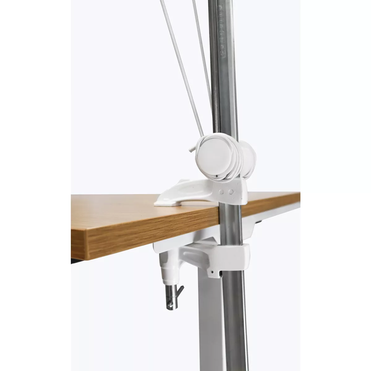 Fixation solide du Perdelle Neo sur un plan de travail en bois.