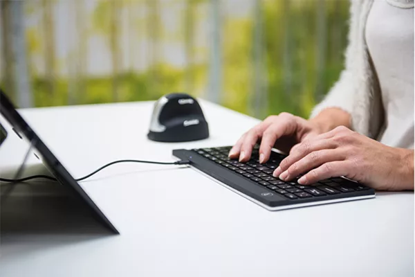 Utilisation d'un clavier compact ergonomique