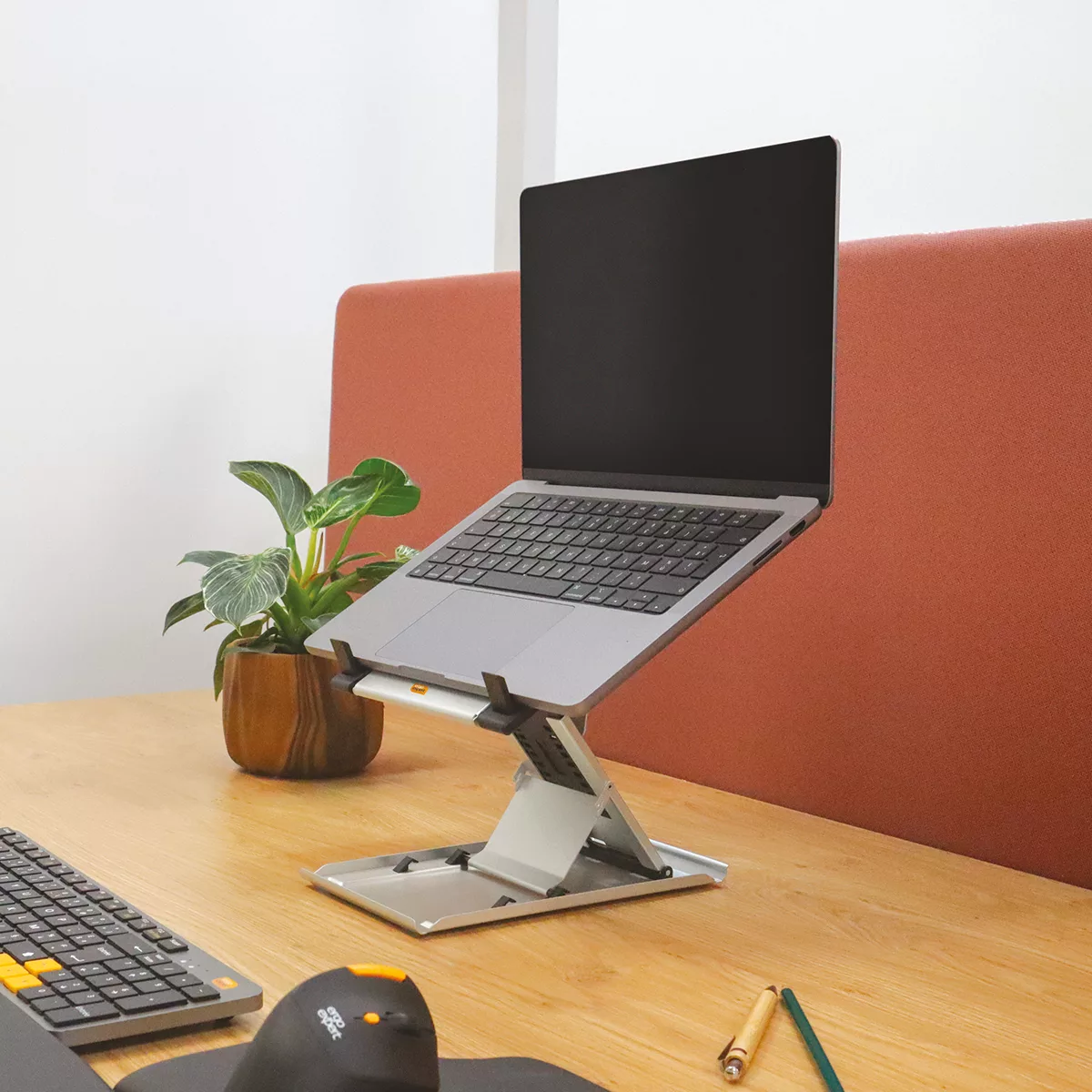 e492b7a283dfdd975b312ec2870cb41186fa7615_support_pc_clip_plus_EE_situation_2025_72dpi_RVB.jpg Support PC portable Clip Plus - Format compact et facilement transportable