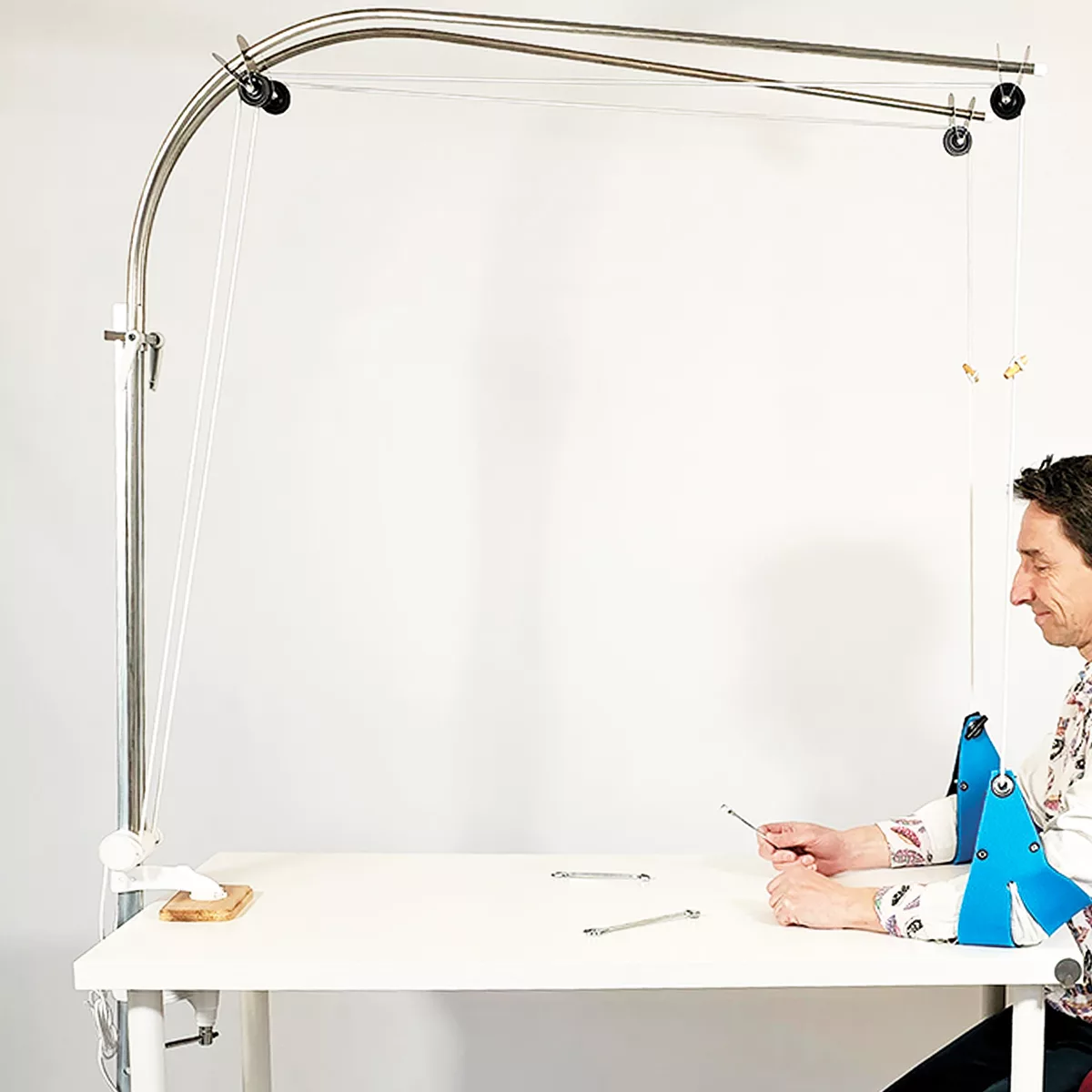 Utilisateur testant le Perdelle Neo pour un soutien ergonomique des bras.